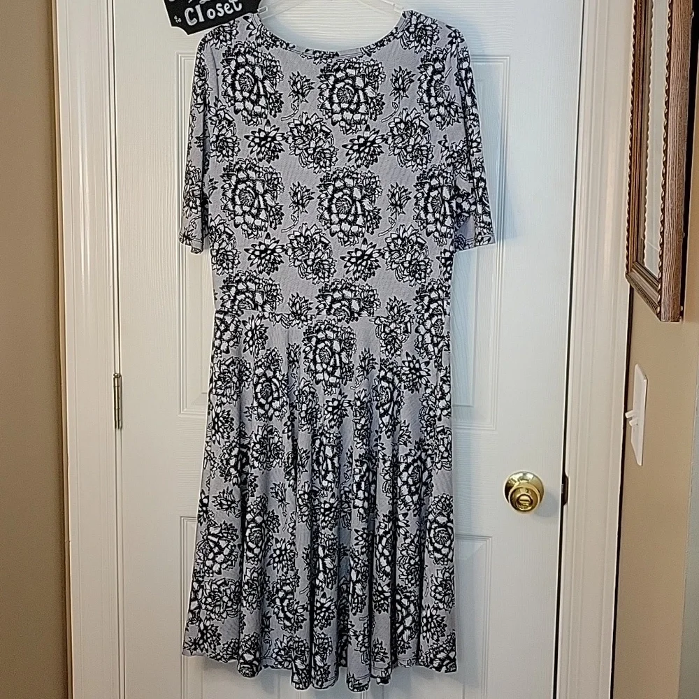 LuLaRoe Dress Nicole 2XL Black Gray White Floral Lace Pattern Short Sleeve - Picture 4 of 5
